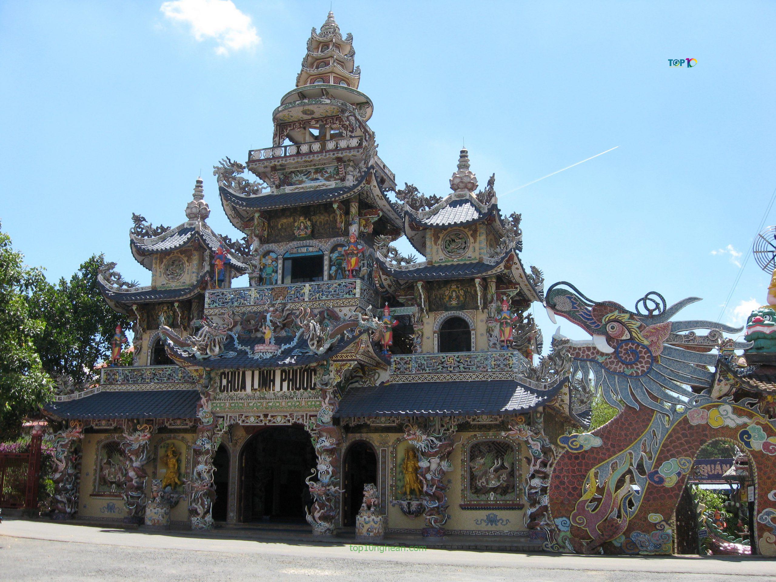 Toàn cảnh cổng chùa Linh Phước 