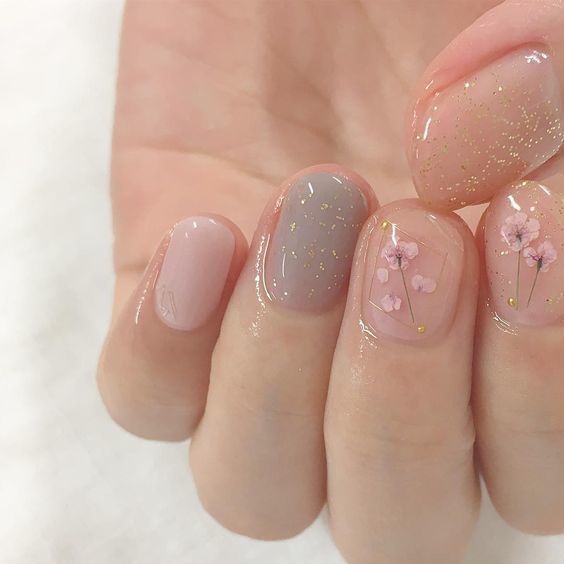 Ý tưởng vẽ nail với họa tiết hoa xuân trên móng tay