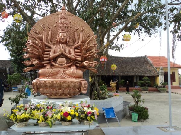Tượng Phật tại sân chùa Gám