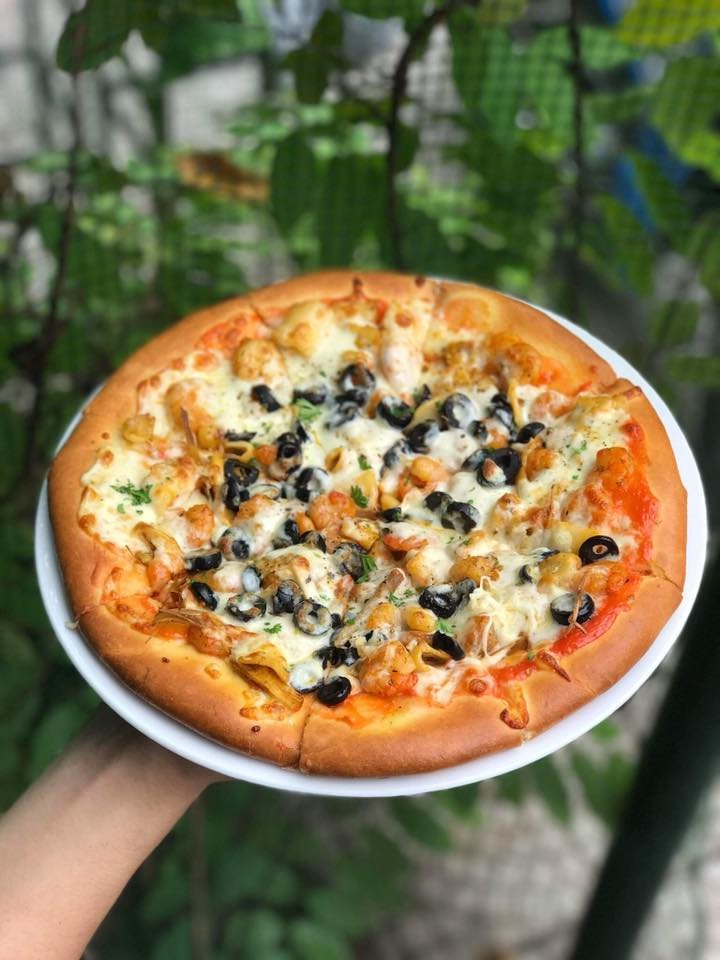 Một chiếc bánh pizza đầy đặn với hương vị tuyệt hảo