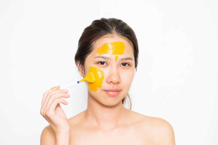 Mặt nạ tinh bột nghệ với Curcumin giúp da phụ nữ mịn màng.