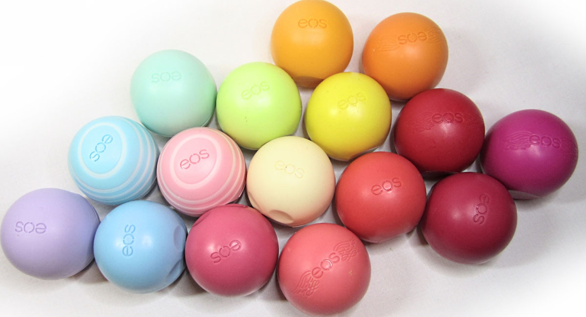 EOS Smooth Sphere Lip Balm là dòng son dưỡng không chỉ chứa các thành phần vô cùng lành tính mà còn có thiết kế hình giống quả trứng bé bé đầy màu sắc vô cùng dễ thương.