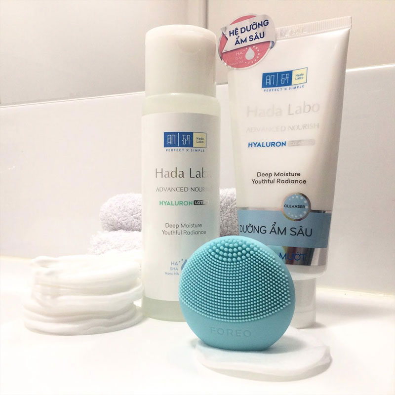 Kem Rửa Mặt Dưỡng Ẩm Hada Labo Advanced Nourish Cream Cleanser sở hữu nhiều công dụng nổi bật với khả năng làm sạch da với lớp bọt mềm mịn, giúp loại bỏ mọi bụi bẩn bã nhờn sâu trong da.