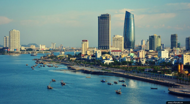 Tòa thị chính Đà Nẵng nhìn từ sông Hàn