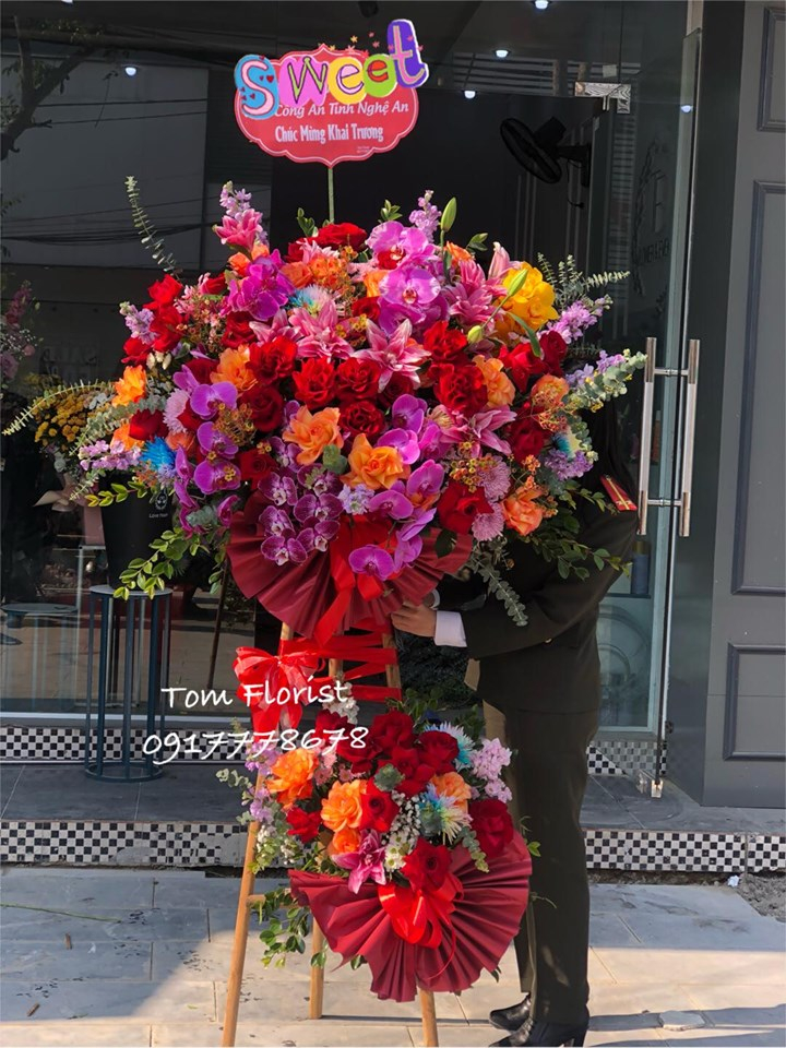 Tại Tom florist, mọi yêu cầu về hoa đều có thể đáp ứng: hoa bó nhỏ, hoa bó khổng lồ, hoa sinh nhật, hoa khai trương, hoa tặng người yêu, bạn bè, thầy cô hay hoa cảm ơn, xin lỗi,...
