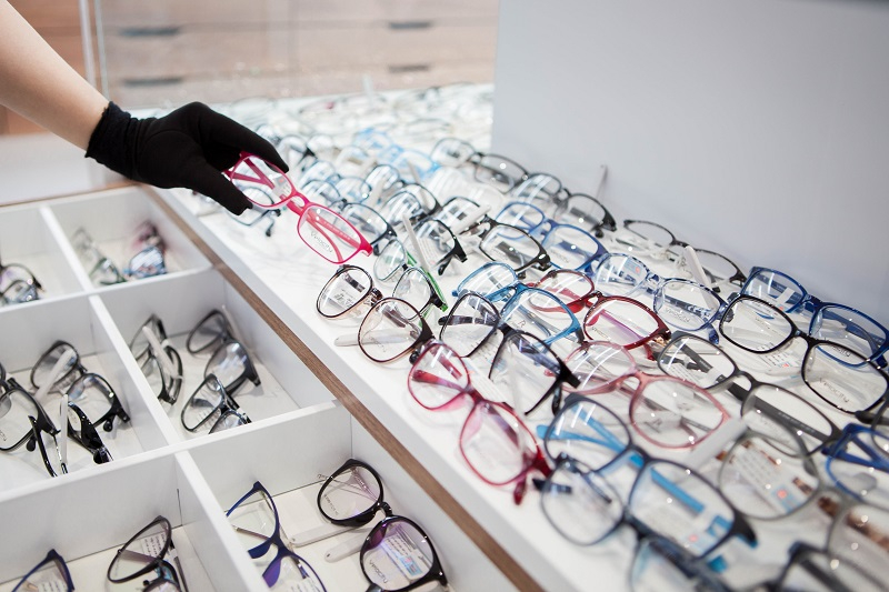 Trung tâm kính thuốc Tràng Tiền còn là đại lý phân phối các loại kính và gọng kính thời trang mới nhất cho mọi lứa tuổi của các hãng nổi tiếng thế giới
