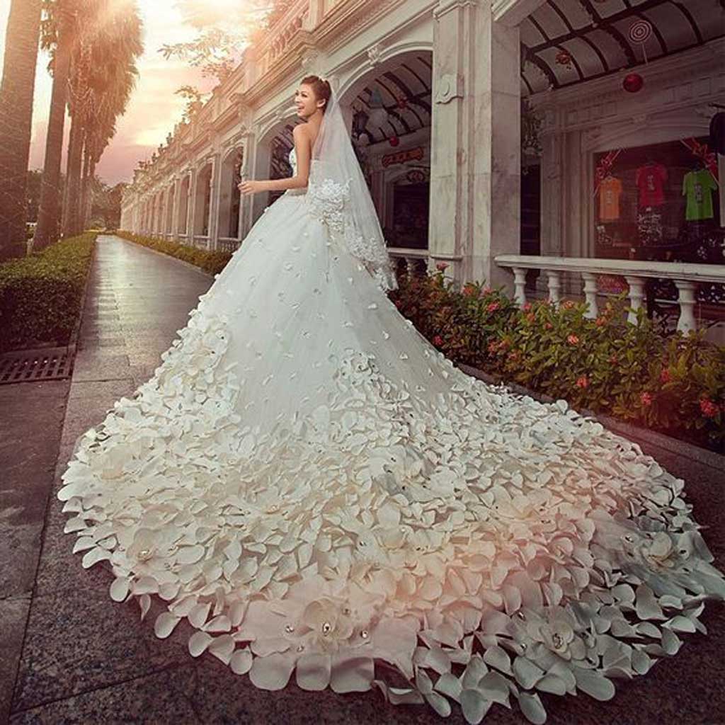 Kiểu áo cưới họa tiết hoa nổi Top những mẫu áo cưới đẹp nhất ai cũng muốn mặc.