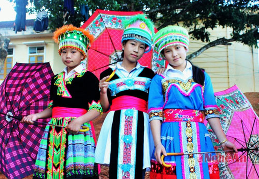 Trang phục của phụ nữ Người Mông ở Nghệ An