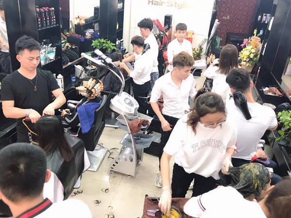Bạn sẽ được trải nghiệm dịch vụ chăm sóc khách hàng tốt nhất từ ​​các nhân viên khi đến với Hanoi Hair Stylist