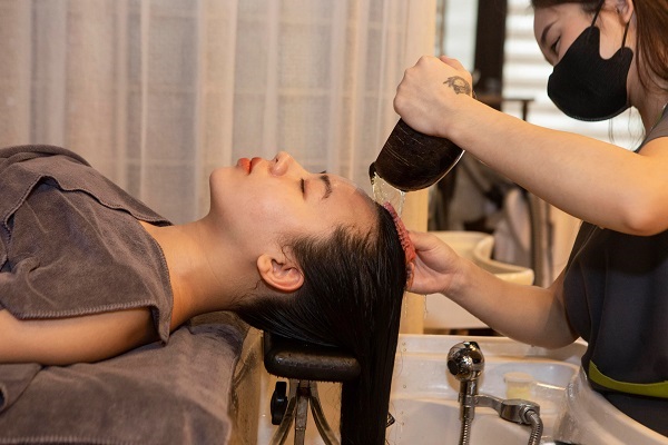 Bông Spa cung cấp một loạt các liệu pháp chăm sóc tóc từ gội đầu, massage da đầu đến các liệu pháp dưỡng tóc chuyên sâu