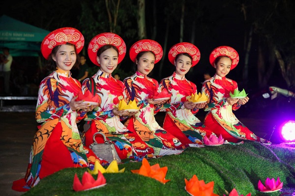 Cửa hàng Đàm Linh cung cấp một loạt các trang phục biểu diễn đa dạng, từ trang phục sân khấu, trang phục dự tiệc, đến trang phục diễn thuyết,...