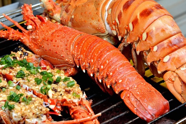 Hải Sản Biển Xanh cung cấp một loạt các loại hải sản phong phú từ biển, bao gồm tôm, cua, sò điệp, cá,....