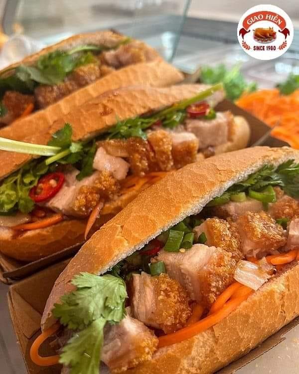 Top các thương hiệu bánh mỳ tại Nghệ An nổi tiếng ngon và chất lượng với Bánh mì thịt quay Giao Hiền