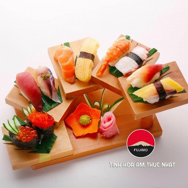 Sushi tại Nhà Hàng Fujimo được làm từ nguyên liệu tươi ngon nhất, với cá và hải sản được nhập khẩu trực tiếp từ các nguồn uy tín